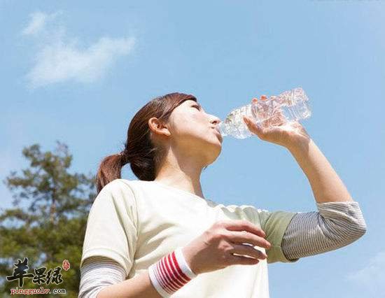 夏季保健多喝水 喝水能解决困扰  第1张