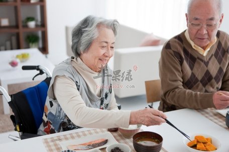 春季老年人如何吃 这些食物不能少  第1张