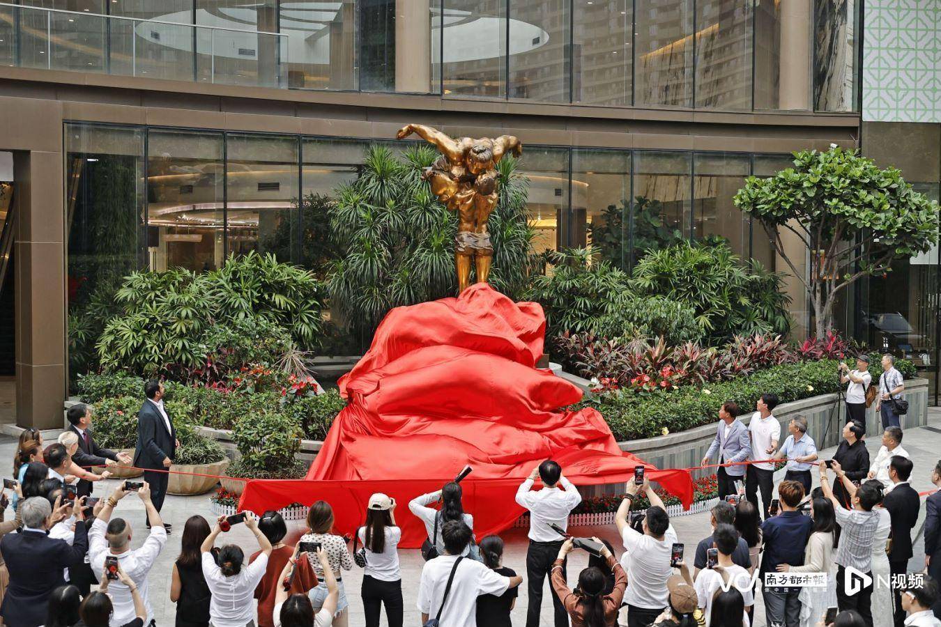 中轴线上“幸福一吻”，许鸿飞作品《吻》落户广州卓美亚酒店